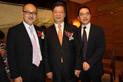 司徒傑先生和龐俊怡先生與主辦機構負責人，文滙報董事長、社長王樹成先生合照。