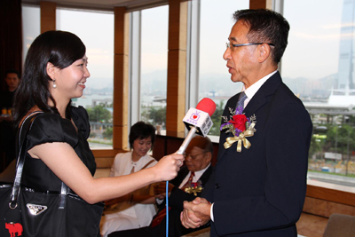 頒獎嘉賓之一田北俊先生接受點心衛視訪問。