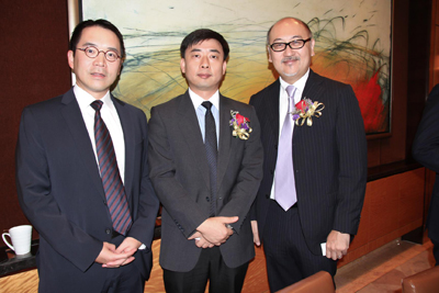 由左至右：庞俊怡先生，中联办宣传文体部副部长朱文先生，司徒杰先生。