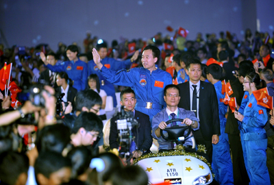 Crew members Jing Haipeng, Liu Wang and Liu Yang meeting the cheering crowd at the Hong Kong Welcomes the Delegation of Shenzhou-9 Manned Spaceflight Mission Variety Show.  