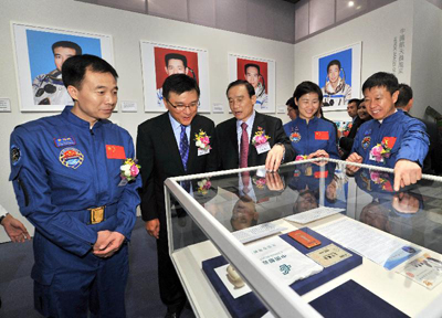 Some of the guests at the Exhibition on China’s First Manned Space Docking Mission. From left, Jing Haipeng, Professor K.C. Chan, Acting Financial Secretary, Niu Hongguang, Liu Yang, Liu Wang.
