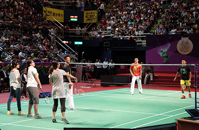 Lin Dan, Cai Yun and Fu Haifeng in a friendly game with 3 randomly drawn female spectators.