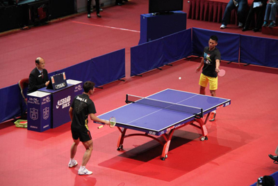 乒乓球冠軍張繼科與羽毛球冠軍林丹上演另類對決。（中評社）