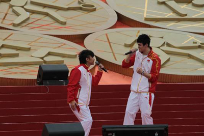 Gold medal swimmer Sun Yang (right) and Hong Kong pop star Leo Ku (left) performing a duet on stage.