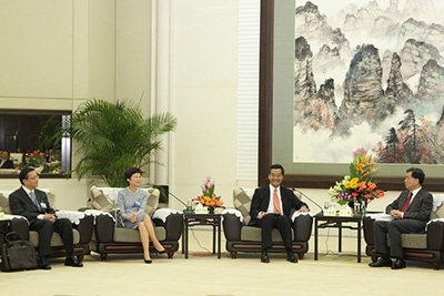 從左至右：香港運輸及房屋局局長張炳良教授、政務司司長林鄭月娥女士、特首梁振英先生，廣東省委書記汪洋先生。