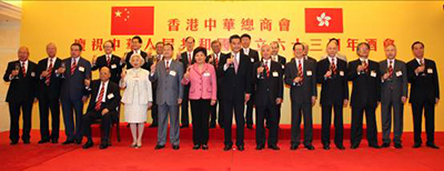 Mr. C.Y. Leung, Chief Executive of the HKSAR (front row, 8th from left), Ms. Yin Xiaojing, Deputy Director of the Liaison Office of the Central People’s Government in the HKSAR (front row, 7th from left), Mr. Jonathan Choi, Chairman of the Chinese General Chamber of Commerce (front row, 6th from left), Ms. Elsie Leung, Deputy Director of the Hong Kong Basic Law Committee (front row, 5th from left), and other guests of honour raising a toast on stage. 