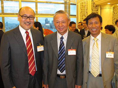 由左至右：司徒杰先生，前保安局局长李少光生，香港汽车零部件工业协会会长黄震博士。