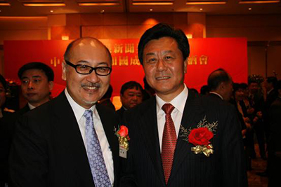 點心衛視董事兼行政總裁司徒傑先生(左)和中聯辦副主任李剛先生相聚甚歡。