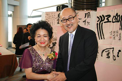 Mr. Kit Szeto congratulating Ms. Chu Lien-fan on the founding of the association