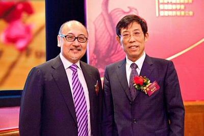 司徒傑先生向大公報社長姜在忠先生(右)祝賀成功舉辦論壇。