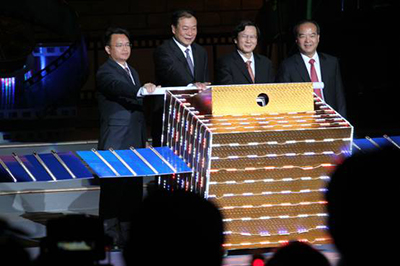 The guests of honour at the opening ceremony. From left to right: Mr. Wan Qingliang, Secretary of the Municipal Committee of the CPC of Guangzhou; Mr. Zhang Pimin, Deputy Director of the State Administration of Radio, Film and Television; Mr. Tuo Zhen, Deputy Director of the Publicity Department of the CPC Provincial Committee of Guangdong Province; Mr. Lin Shaochun, Vice-Governor of Guangdong Province.