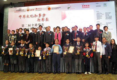 主禮嘉賓與獲獎的同學及學校代表合照。