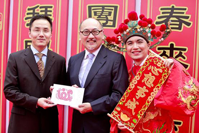 廣播處長鄧忍光先生(左)向點心衛視董事兼行政總裁司徒傑先生贈送靈蛇剪紙，祝賀新年。