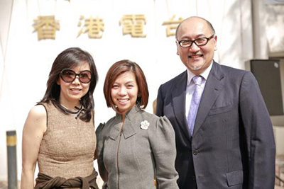 由左至右：點心衛視副總裁莊漪女士，電訊盈科電視及新媒體業務董事總經理李凱怡女士，司徒先生
