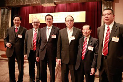 中總文化產業委員會主席司徒傑先生和香港中華廠商聯合會會長施榮懷先生（左三）以及各位與會人士合影留念
