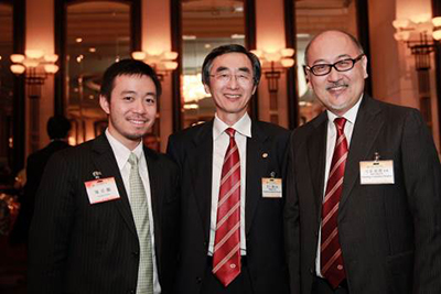 由左至右：政制及內地事務局局長政治助理陳岳鵬先生，中總對外事務委員會主席范仁鶴先生，司徒先生。