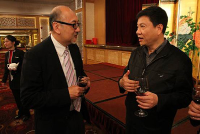 点心卫视董事兼行政总裁司徒杰先生(左)和广州市长陈建华先生亲切交谈。