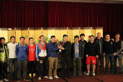 The prize presenter, Mayor Chen Jianhua (center), with members of Guangzhou Journalists United, who successfully defended their title.