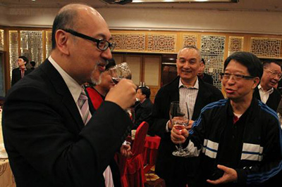 Bottoms up! The Chinese New Year celebration in full swing. On the right, front row, is Mr. Chiu Wai Piu, Director-General of the Hong Kong Federation of Journalists.