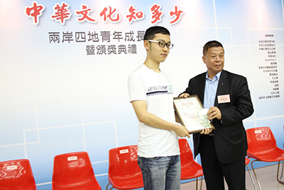 澳門大學王瀟同學(左)獲“最佳論文”獎。頒獎嘉賓為全國政協委員林光如先生。