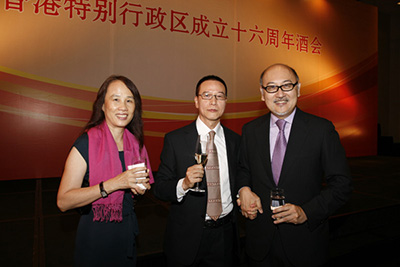 Mr. Kit Szeto with Ms. Lynna Qi, Associate Vice President & Head of Public Affairs of Dim Sum TV, and Mr. Alan Chu, Director of the GDETO (centre), at the reception.