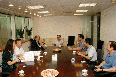 Mr. Huang and his party exchanging ideas with Mr. Zhang Huijian, Mr. Kit Szeto and others.