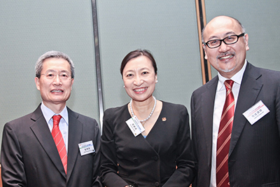 由左至右：香港專業聯盟主席劉炳章先生，香港會計師公會會長趙麗娟女士，司徒傑先生。