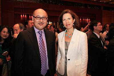 英國駐香港及澳門總領事Caroline Wilson女士（右）與司徒傑先生合照