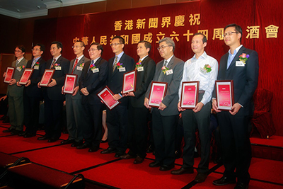 Mr. Lin Rui Jun (2nd from right) receiving the certificate on stage with representatives of other mainstream Hong Kong media. 