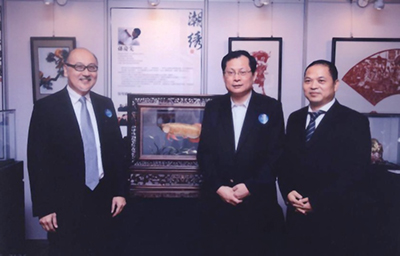 Mr. Kit Szeto (left), Mr. Zhang Huijian (center) and Mr. Guo Zilong, Director of the Cultural Professional Committee & Chairman of the Guangdong Zoke Cultural Group (right) next to the  embroidery entitled Good Fortune Comes at the Guangdong-Hong Kong-Macau Intangible Cultural Heritage Exhibition. Marked by a vividly three-dimensional effect, the embroidery is the creation of Mr. Sun Qingxian, National Intangible Cultural Heritage Inheritor & Senior Artist. It is designated by the State Council as a Ministry of Foreign Affairs national diplomatic gift.
