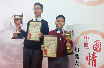 英華書院就讀的哥哥鄭志城(左)，贏得個人賽中學組冠軍。和弟弟鄭志恆來個合照。