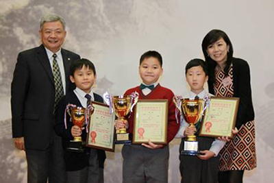 Ms. Ceci Chuang (right) and Mr. Chen Yili of the China Merchants Group (left) presenting the winner, first runner-up and second runner-up in the primary school division with their awards: second runner-up So Hei Chun of S.K.H. Yan Laap Primary School (2nd from left), first runner-up Cheng Chi Hang of Ying Wa Primary School (3rd from left), and the winner, Tsang Sze Man of Fanling Government Primary School (4th from left).
