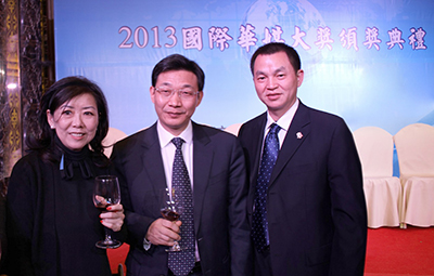由左至右：莊漪小姐，廣東省新聞辦常務副主任張知幹先生和副主任鄧鴻先生。
