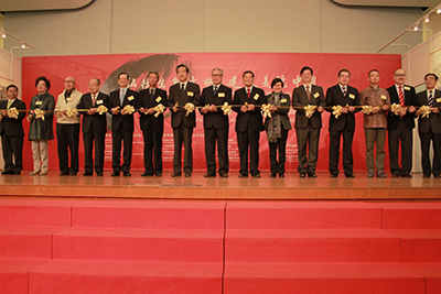 Some of the guests of honour: Mr. John Ng Chor Yuk, General Director of Soka Gakki International of Hong Kong (2nd from left); Mr. Chong Hok Shan, Vice-Chairman of the CGCC (3rd from left); Mr. Chan Wai Nam, Founding President of the Federation of Hong Kong Chiu Chow Community Organizations (4th from left); Mr. Robin Y.H. Chan, Vice-Chairman of the All-China Federation of Returned Overseas Chinese (5th from left): Mr. Su Shishu, Vice-Chairman of the Chinese Calligraphers Association (7th from left); Mr. Wang Zhibao, Former Administrator of the State Forestry Administration and President of the China Green Foundation (8th from left); Ms. Florence Hui Hiu Fai, Under-Secretary for Home Affairs of the Home Affairs Bureau of the HKSAR (6th from right); Mr. Wang Shucheng, Chairman and President of Wen Wei Po (5th from right); Mr. Ian Y.N. Chan, President of the Federation of Hong Kong Chiu Chow Community Organizations (4th from right); Mr. Kit Szeto, Director & CEO of Dim Sum TV and Chairman of the Cultural Industry Committee of the CGCC (2nd from right).