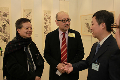嘉宾在展览中交流。由左至右：中总文化产业委员会委员王启逹先生，司徒杰先生，中国绿化基金会秘书长李润明先生。