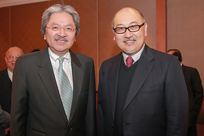 香港特別行政區政府財政司曾俊華司長和司徒傑先生合照。