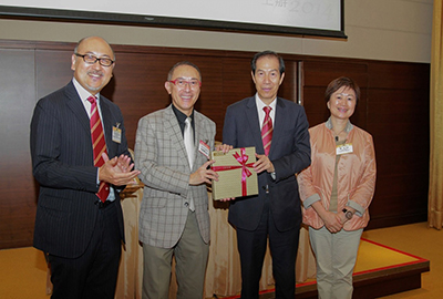 Mr. Mao receiving a commemorative gift from CGCC executives. From left to right: Mr. Kit Szeto, Chairman of the Cultural Industries Committee of the CGCC and Director & CEO of Dim Sum TV; Mr. Fredric Mao; Dr. Lo Man Tuen, Vice-Chairman of the CGCC in charge of the Hong Kong-Taiwan Affairs Committee; Ms. Cora Chan Wan, Committee Member and Vice-Chairperson of the Cultural Industries Committee of the CGCC. 
