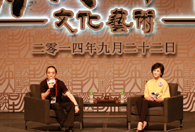 Ms. Sally Wu speaking with Zhang Yimou. 