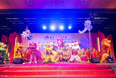  A joint dragon and lion dance performance heightens the festive atmosphere.