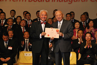 中总第49届会长杨钊先生从全国政协副主席董建华先生手上接过证书。