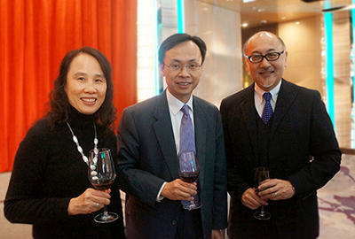 由左至右：戚山寧小姐，香港政府新聞處長聶德權先生，司徒傑先生
