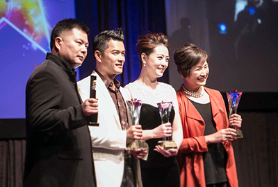 得獎者合照（由左至右）：施建祥博士、呂良偉先生、周海媚小姐、鄭佩佩小姐
