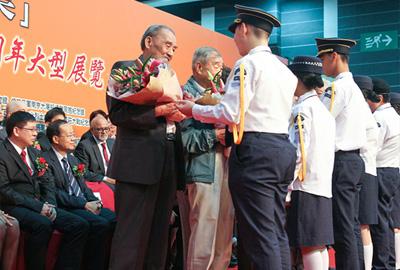 港九獨立大隊遊擊隊老戰士們在現場接受香港青少年獻花

