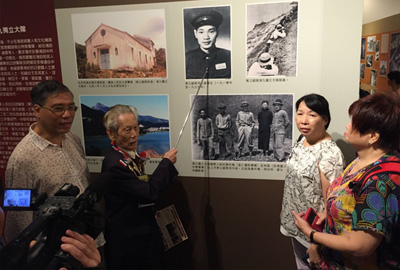 Mr. Wei Se talking to visitors about the history of the Hong Kong Dongjiang Column. 