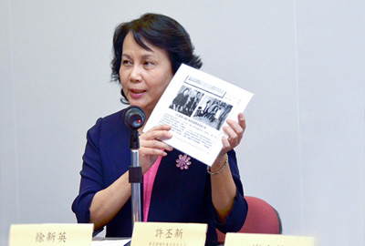  Ms. Xu Xinying recalling the wartime heroics of her father, Mr. Xu Simin.