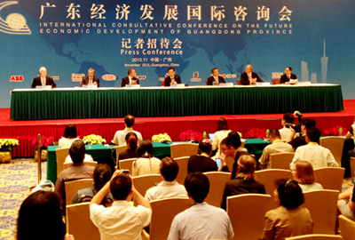 第十屆廣東經濟發展諮詢會新聞發佈會現場，省長朱小丹與洋顧問們一起回答記者提問

