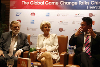 11月21日，约翰.奈斯比特（左）、多丽丝. 奈斯比特（中）夫妇及全国政协委员朱鼎健博士（右）在《全球大变局》新书发布会上回答香港点心卫视的提问。