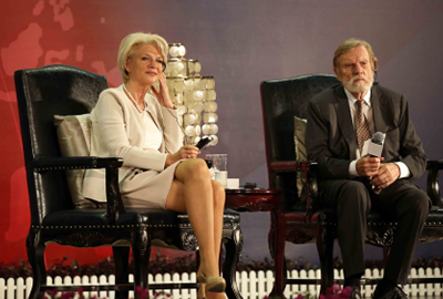 11月21日，约翰.奈斯比特（右）及多丽丝. 奈斯比特（左）夫妇为其新书《全球大变局》进行演讲。
