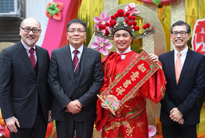 Taking photos with the God of Wealth and best wishes to all！(From Left) Mr Kit Szeto, Director & CEO of Dim Sum TV; Mr Leung Ka-wing, Director of Broadcasting; and Mr Chan Yiu-wah, Deputy Director of Broadcasting (the first from right).