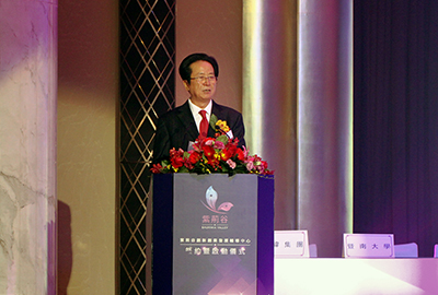 Mr Chen jingwei, Chairman of Hong Kong King Wai delivers a welcoming speech